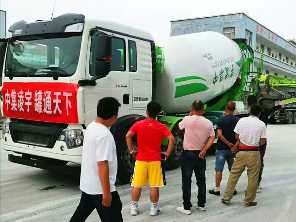 開攤啦！凌宇攪拌車“擺攤兒”湖北，客戶當(dāng)場下單！