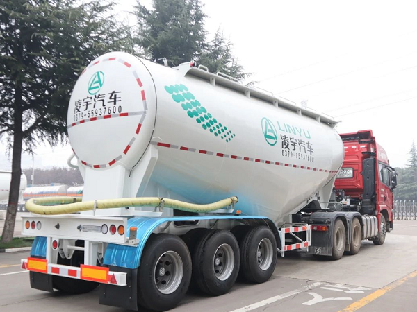 “小白罐”喜迎新搭檔，六大優(yōu)勢帶你揭秘專用牽引車