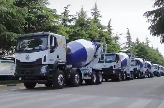市場如此火爆，一批批新車交付用戶。場面壯觀！